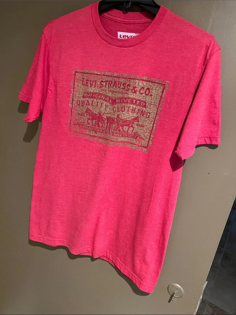 Levi's Men's Bright Red Short Sleeve Tee with Gold Logo Print Sz M